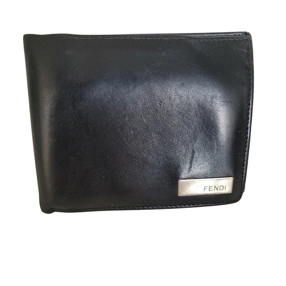 Fendi Mens Black Leather Bifold Wallet Silver Logo Plaque 2270-31011-008 Italy